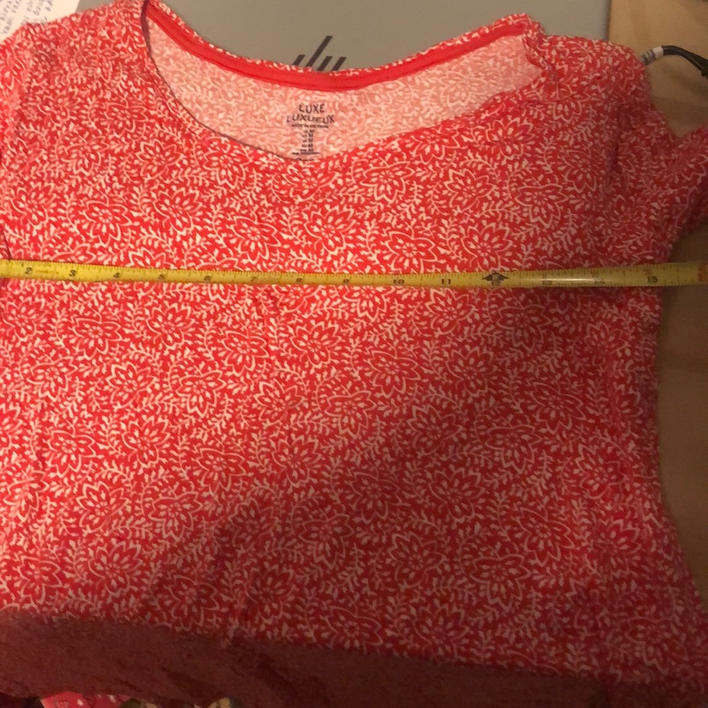 Red flowered shirt - Picture 5 of 7